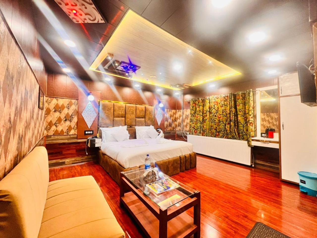 Pine View Resort Gulmarg Exteriör bild