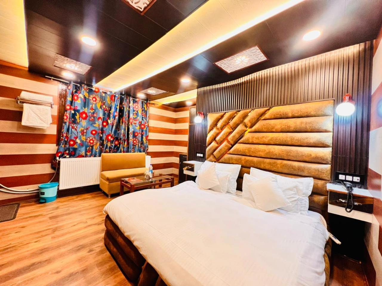 Pine View Resort Gulmarg Exteriör bild