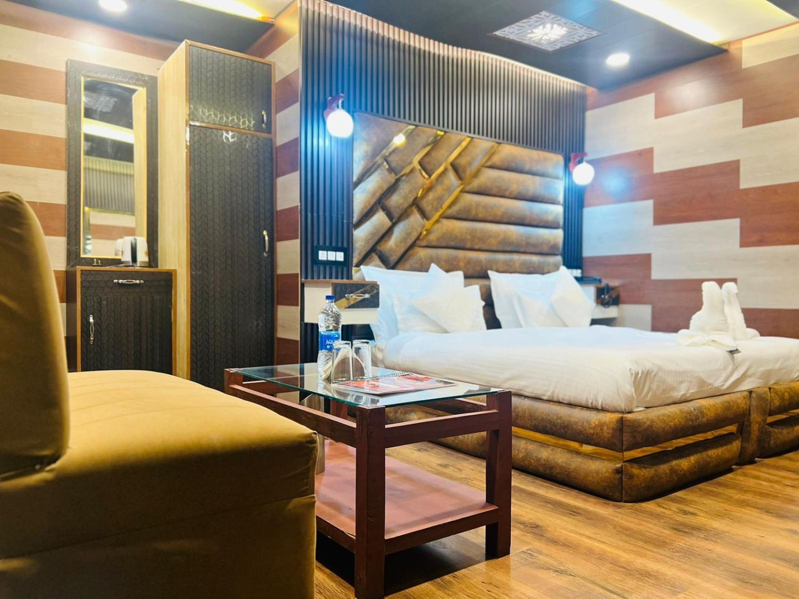 Pine View Resort Gulmarg Exteriör bild