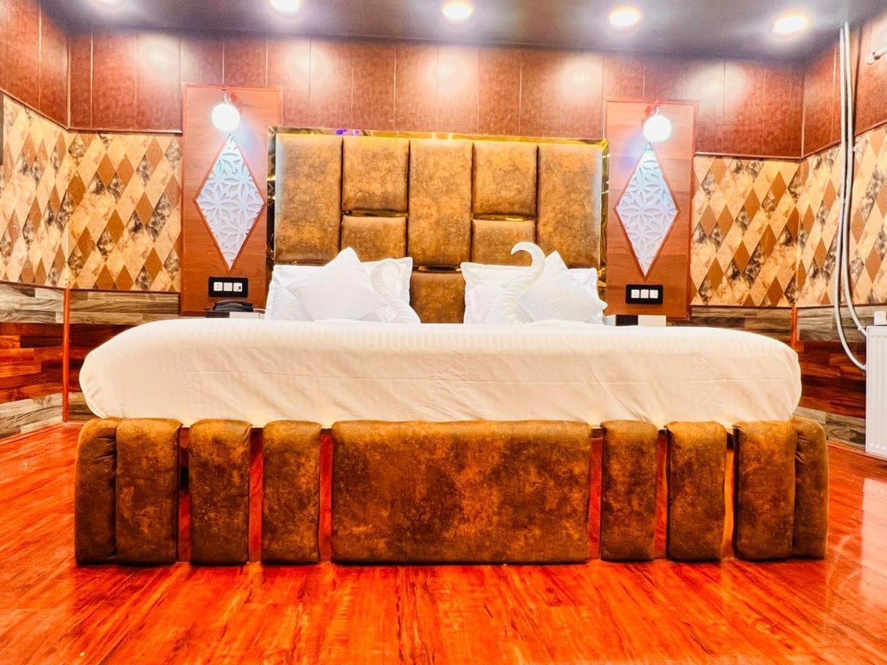 Pine View Resort Gulmarg Exteriör bild