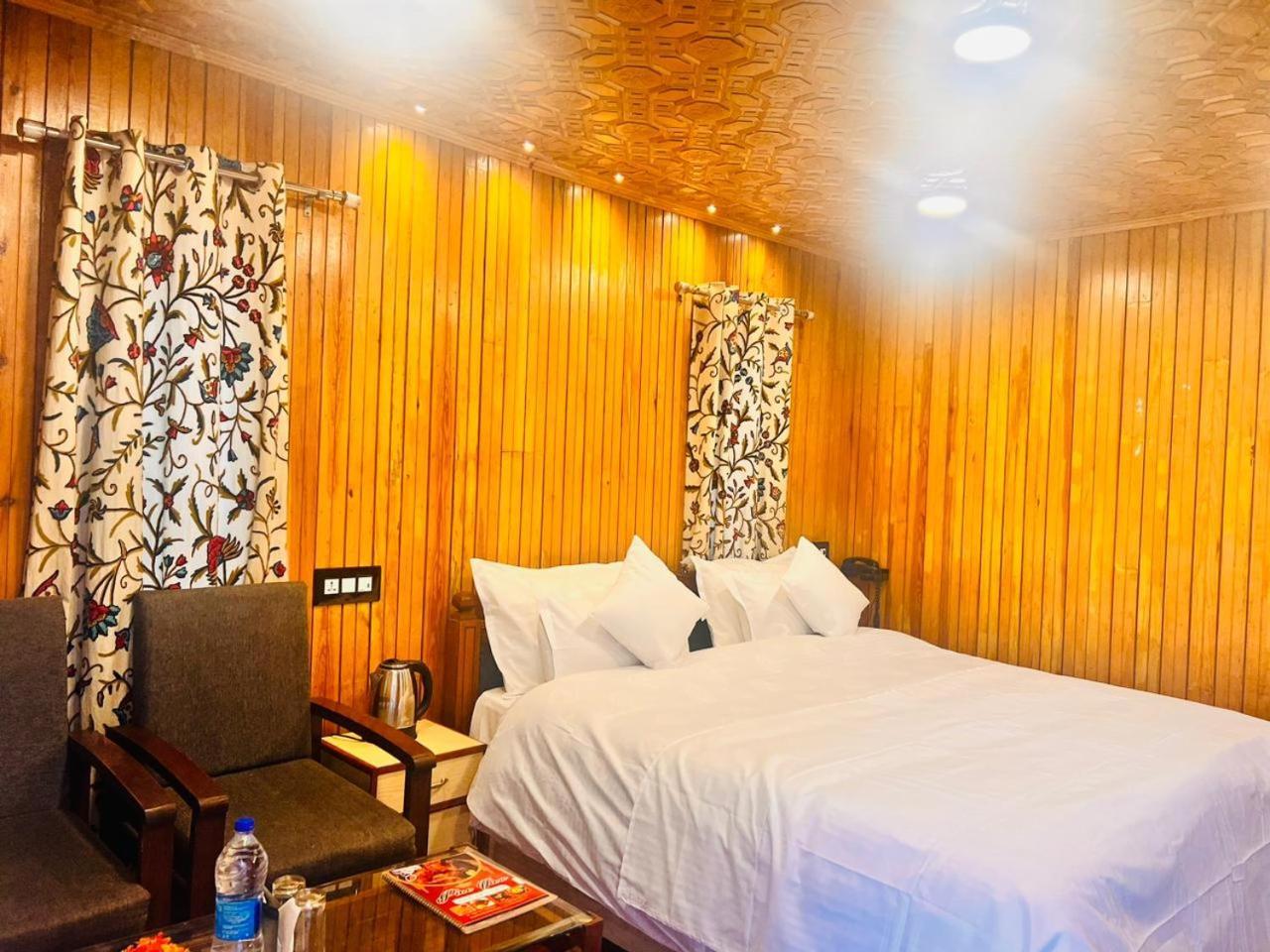 Pine View Resort Gulmarg Exteriör bild