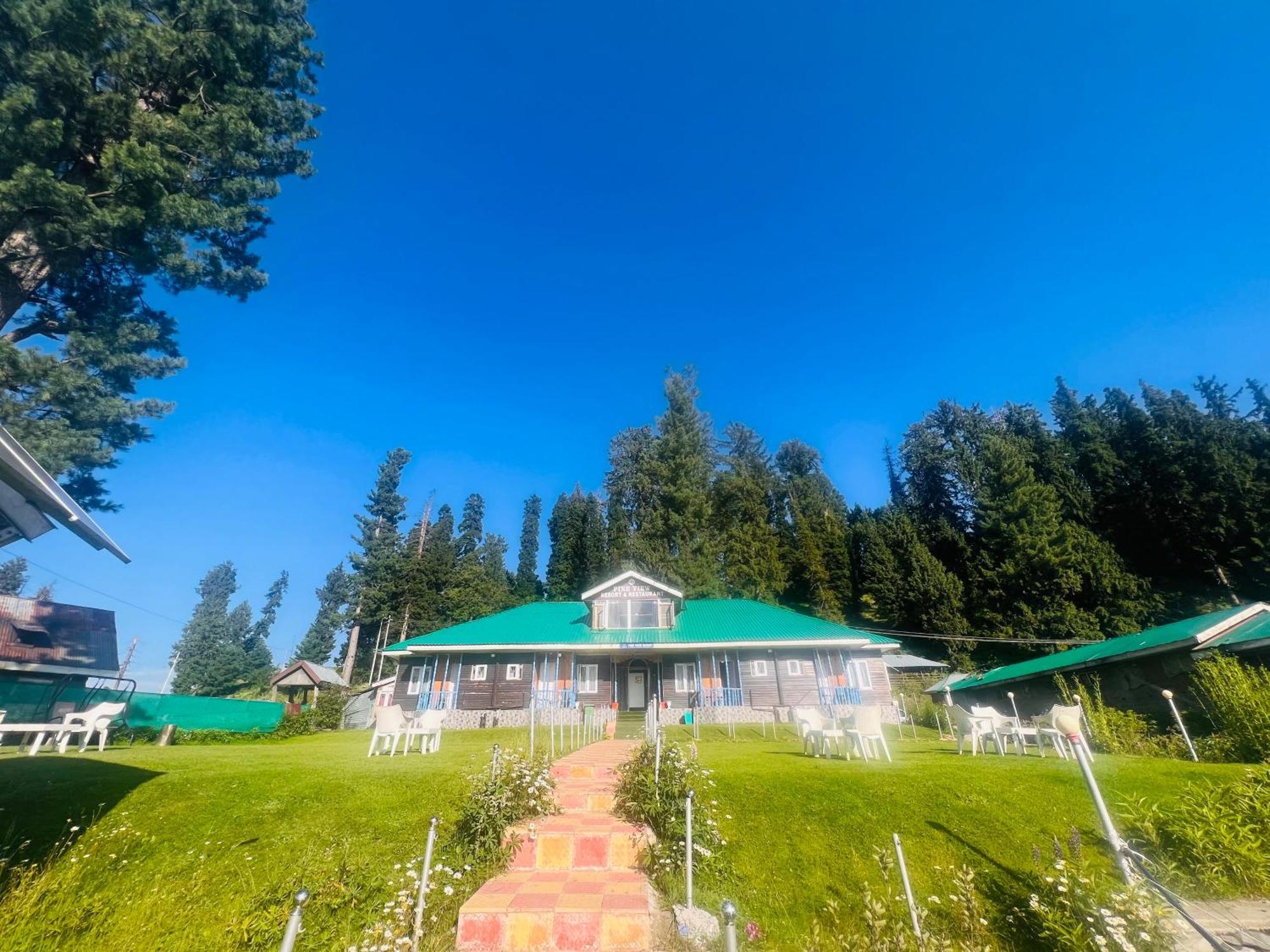 Pine View Resort Gulmarg Exteriör bild
