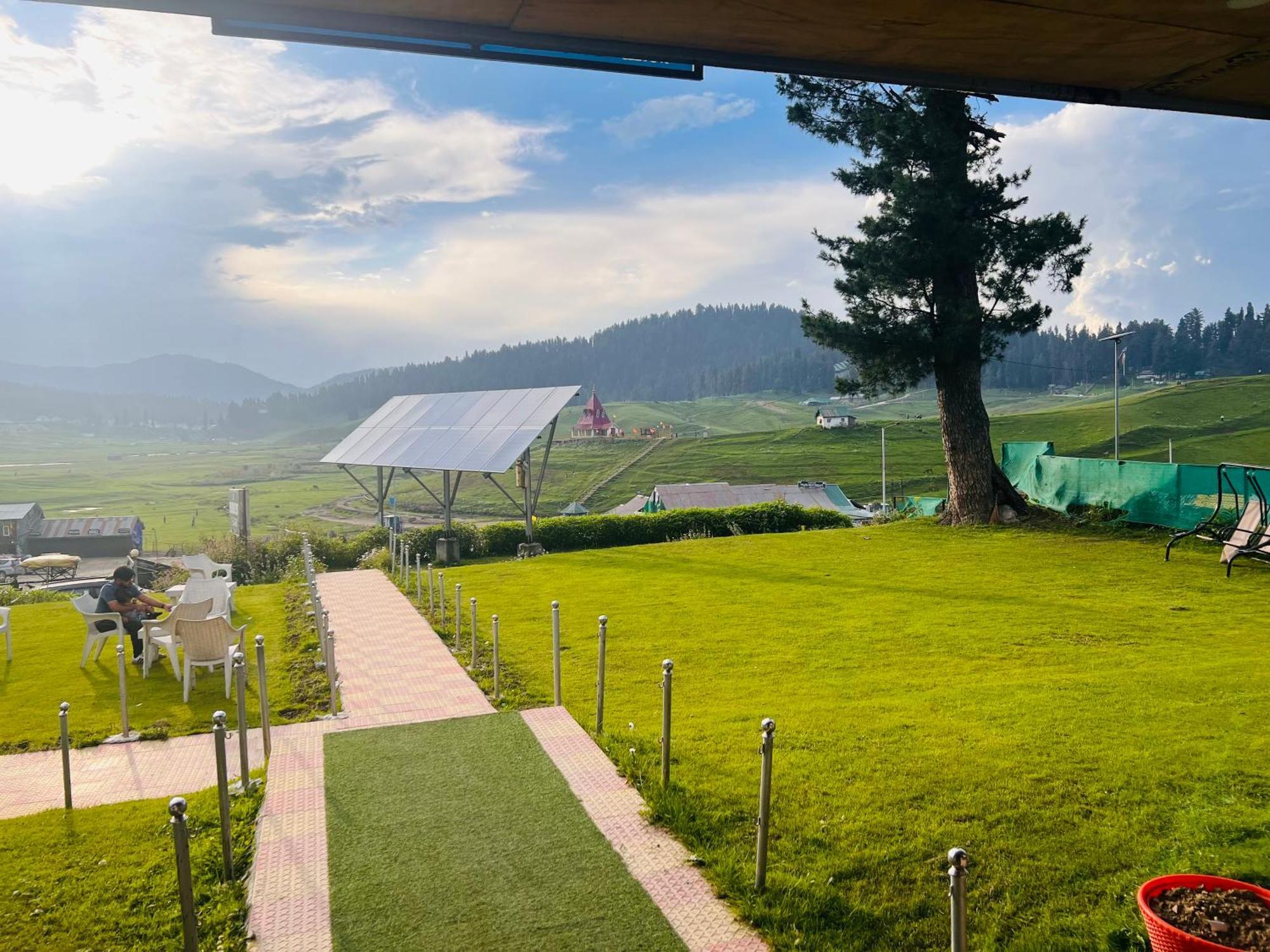 Pine View Resort Gulmarg Exteriör bild