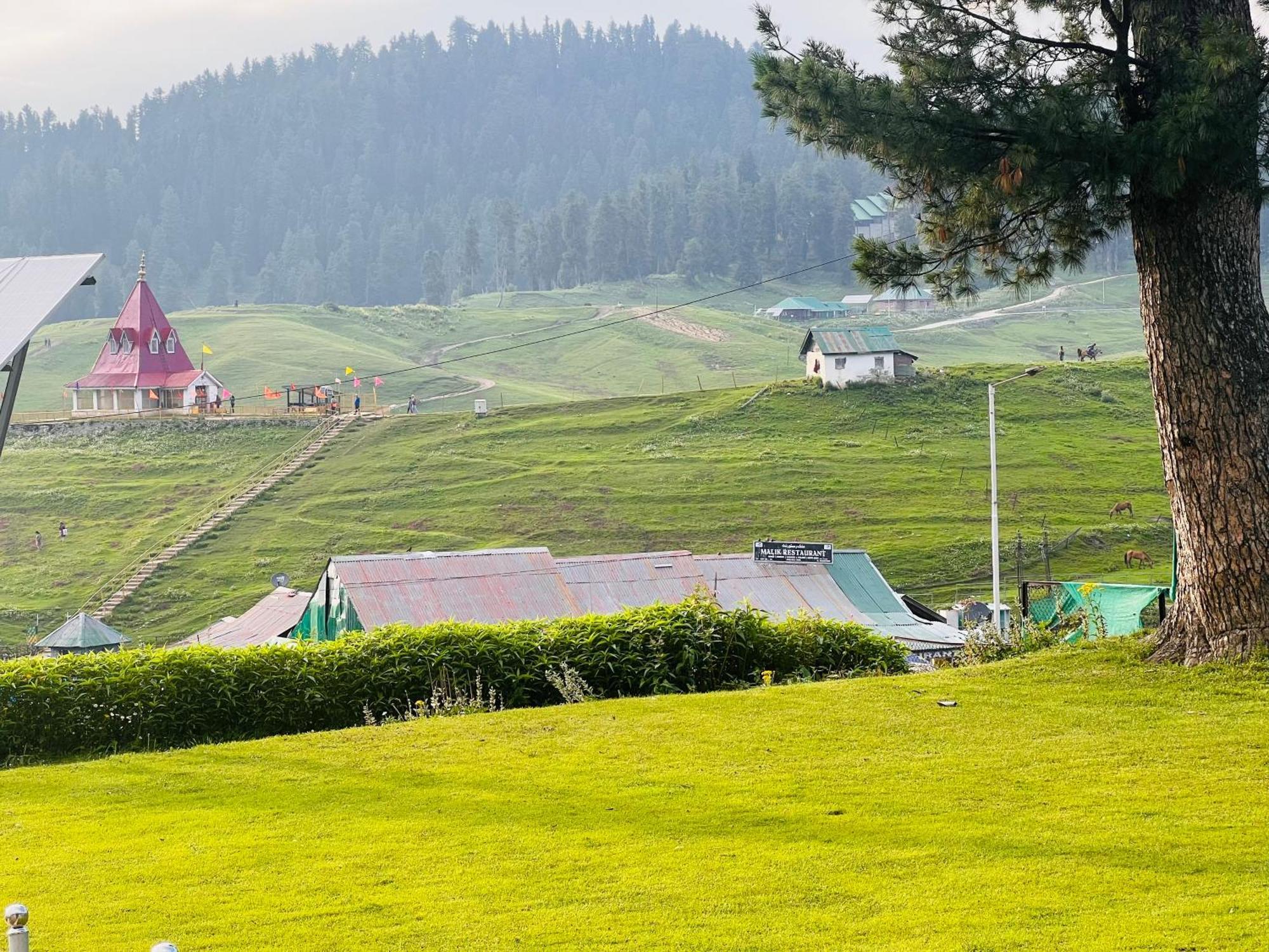 Pine View Resort Gulmarg Exteriör bild