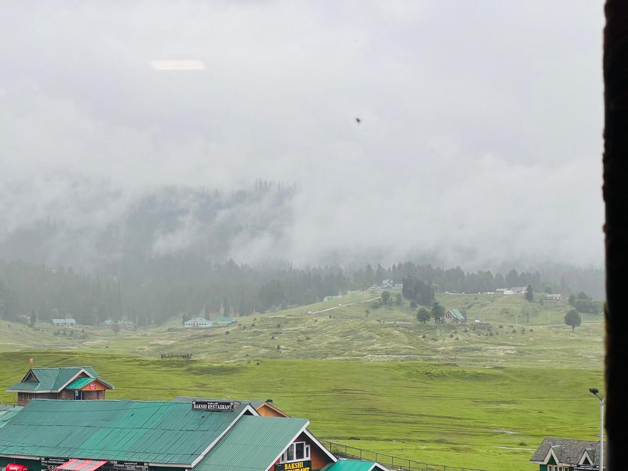 Pine View Resort Gulmarg Exteriör bild