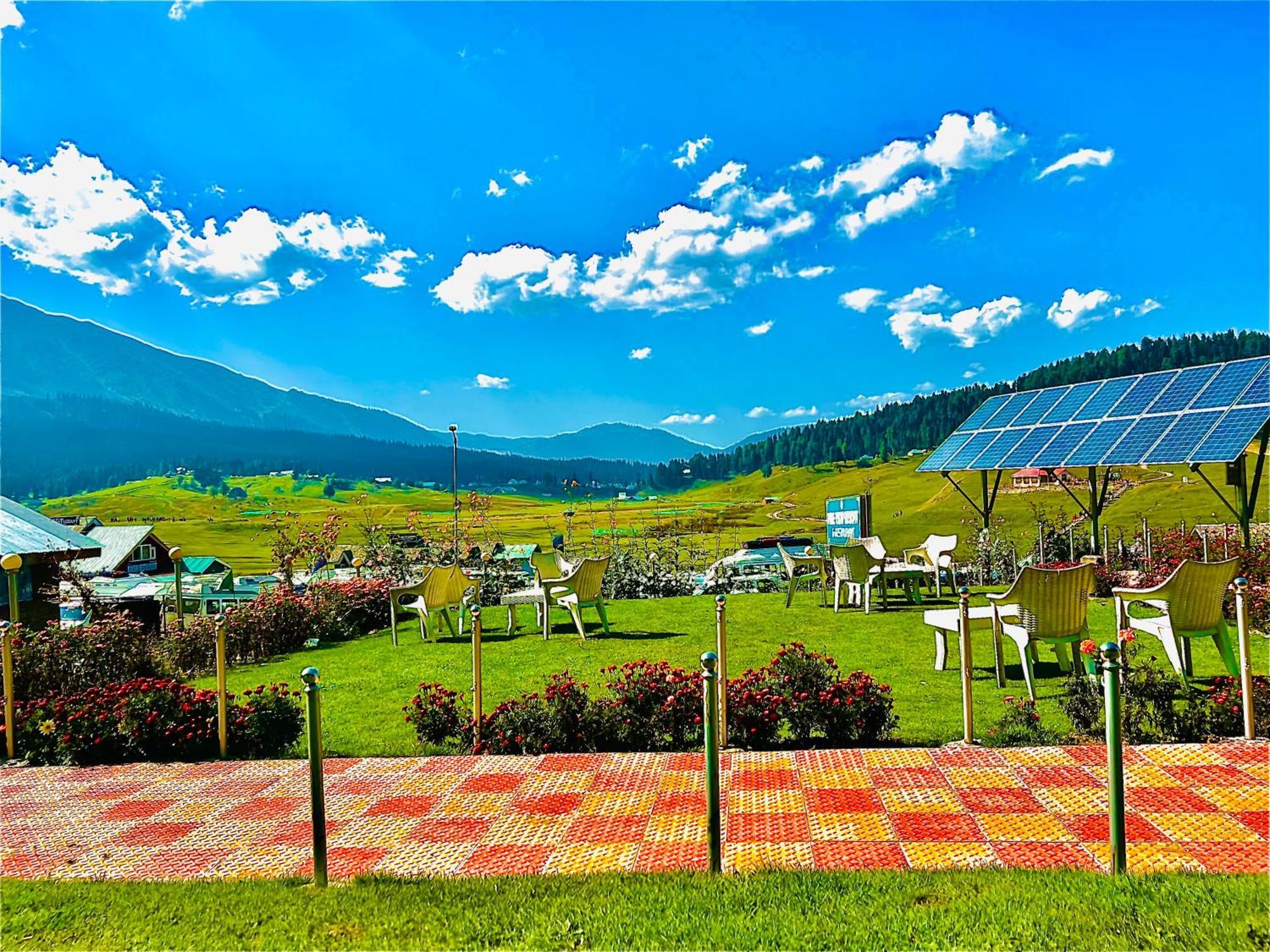 Pine View Resort Gulmarg Exteriör bild
