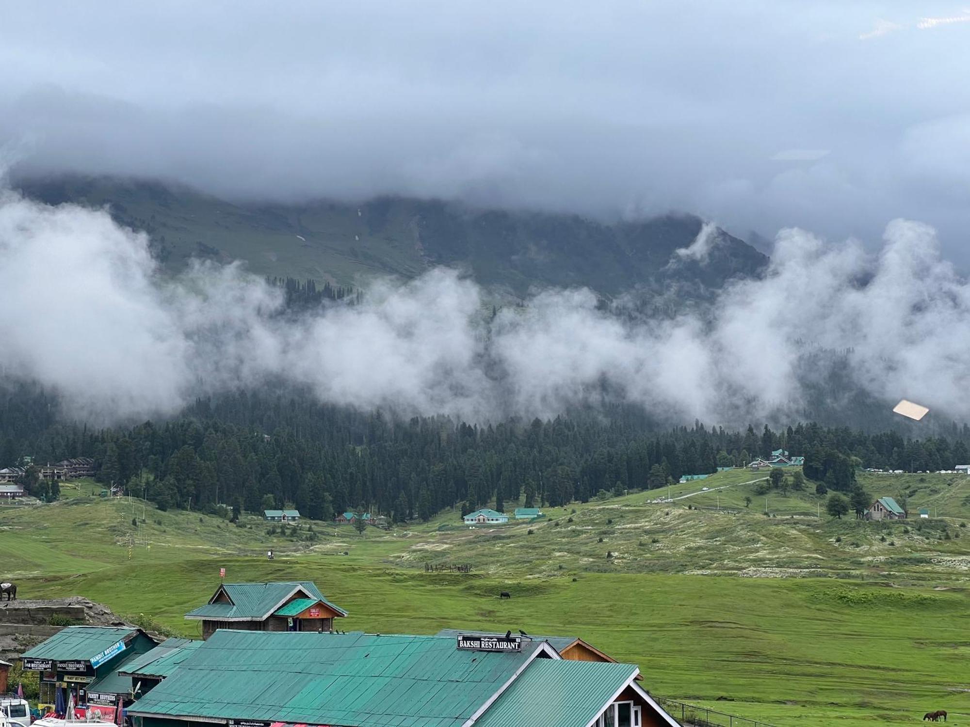 Pine View Resort Gulmarg Exteriör bild