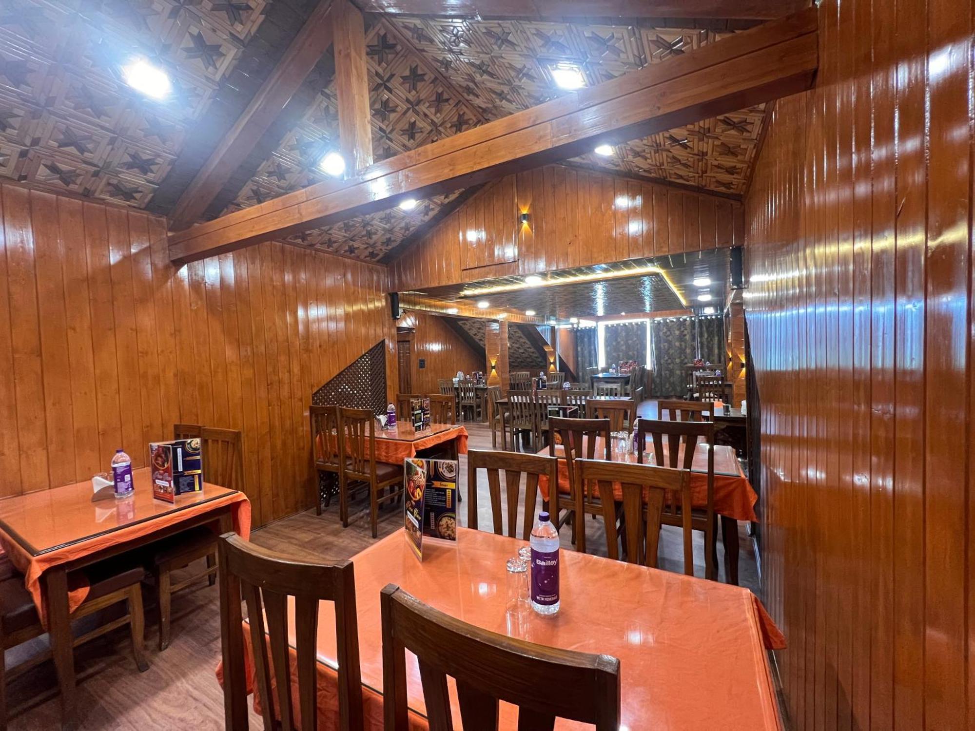 Pine View Resort Gulmarg Exteriör bild